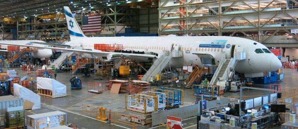 avião em montagem quase pronto para sair da fábrica com seu peso vazio de fábrica.