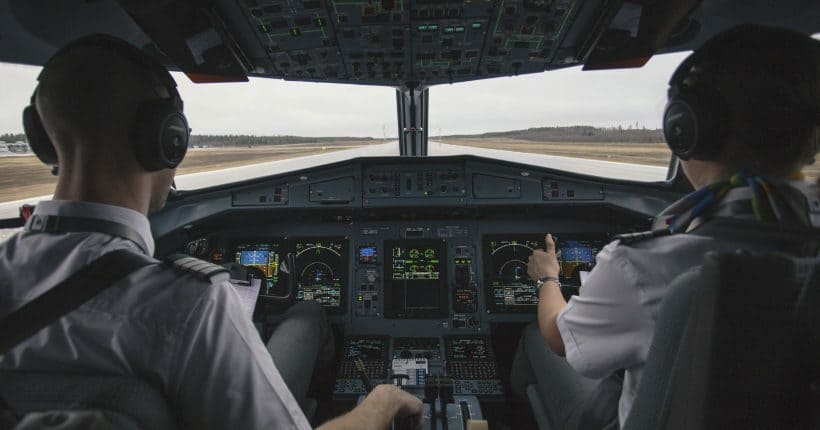 piloto e copiloto na cockpit do avião